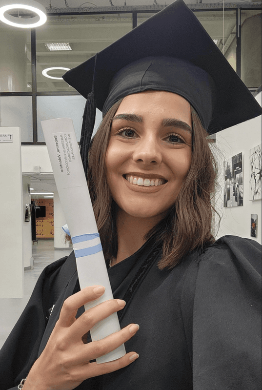 Retrato de graduación de Valentina con toga y diploma