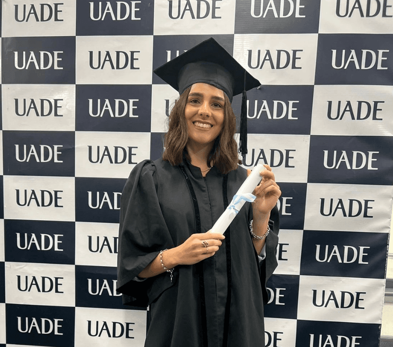 Valentina con toga y diploma en UADE